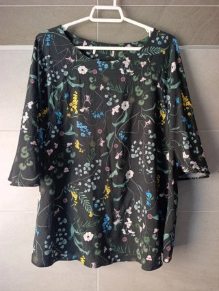 Conjunto blusa y pantalón floral. H&M. Talla M.