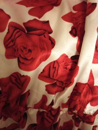 Vestido satinado corto flores evento escote asimét