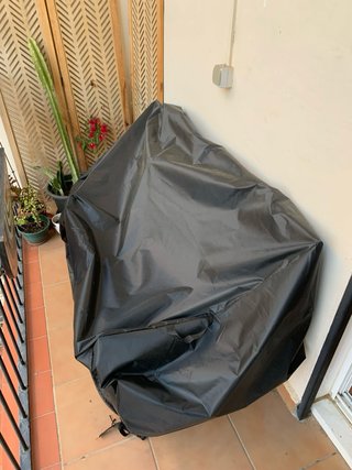 Sofá de balcón de madera y tela