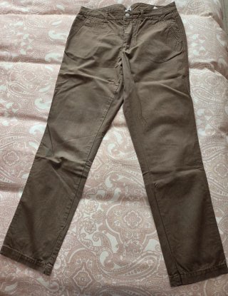Dos Pantalones Chinos Marrón y Verde.