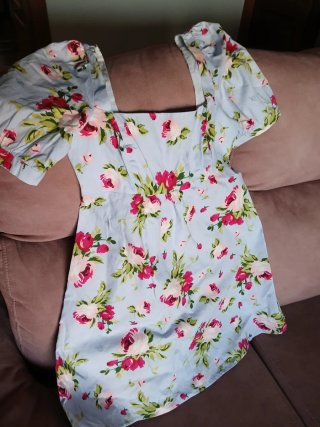 Vestido floral azul y rosa