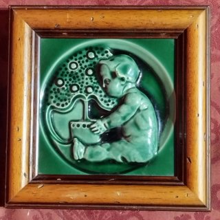 Antiguo azulejo niño sentado con arbolito
