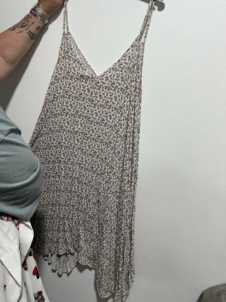 Ropa para mujeres nuevas un variados de artículos.