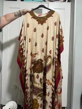 Ropa para mujeres nuevas un variados de artículos.