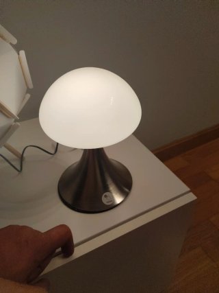 Lámpara de mesa táctil moderna