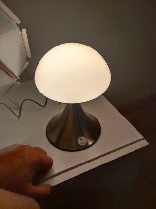 Lámpara de mesa táctil moderna