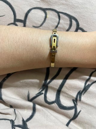 Pulsera rígida dorada minimalista