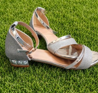 Sandalias plateadas con brillos y tacón