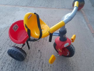 Triciclo infantil rojo y amarillo