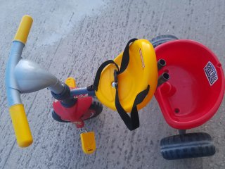 Triciclo infantil rojo y amarillo
