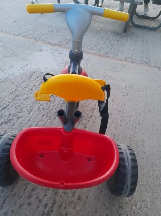 Triciclo infantil rojo y amarillo