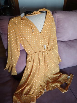 Vestido amarillo con lunares blancos