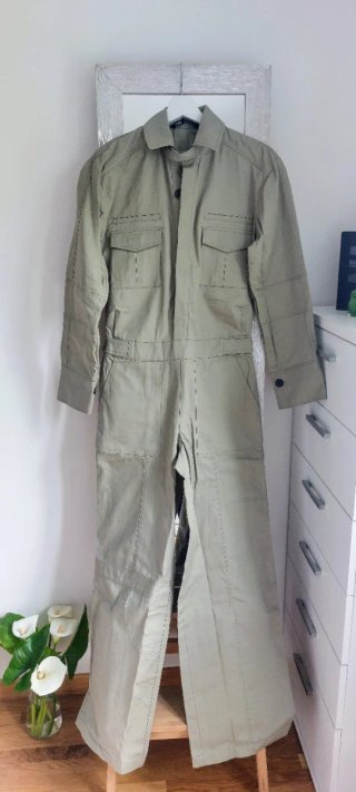 Mono verde militar tipo gabardina