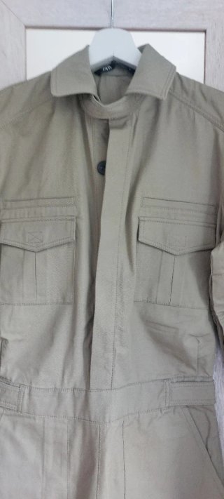 Mono verde militar tipo gabardina