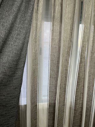 Cortinas beige y grises de tela