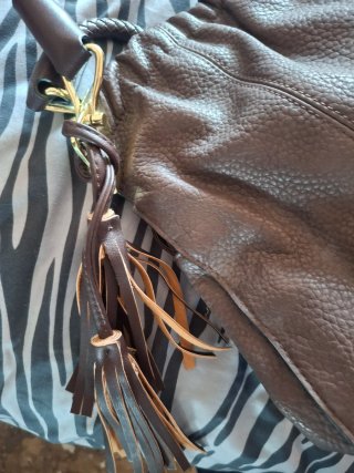 Bolso de piel marrón con flecos