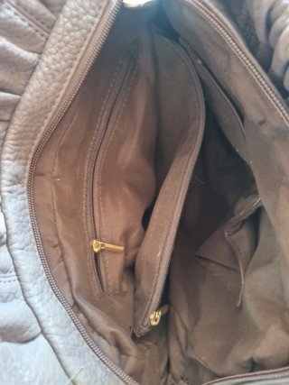 Bolso de piel marrón con flecos