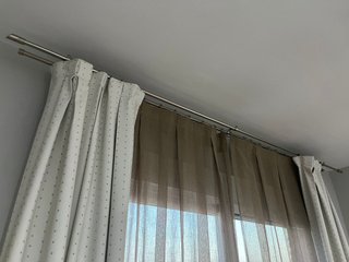 Cortinas  marrones y blancas