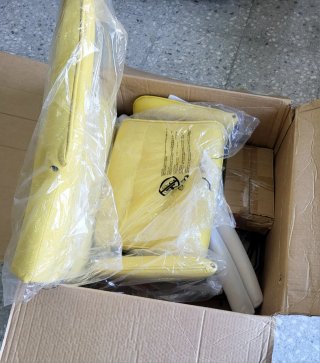 Sedia a dondolo con poggiapiedi giallo nuova