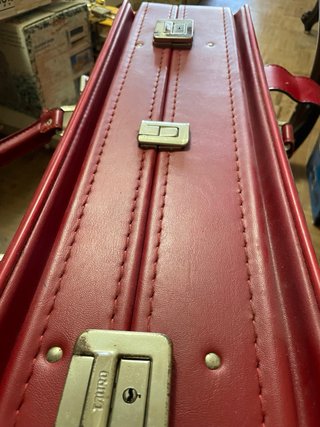 Maleta de cuero roja vintage