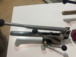 Herramienta flejadora manual
