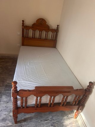 Dos camas de madera maciza estilo clásico