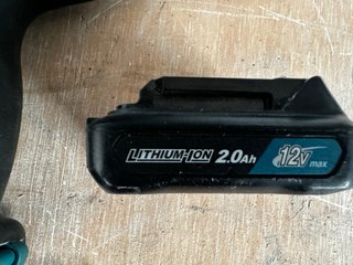 Taladro Makita HP330D con cargador y baterías
