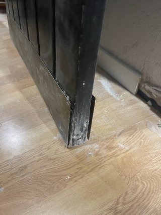 Puerta madera oscura con círculo cristal