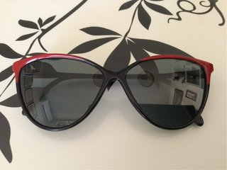 Gafas de sol negras y rojas