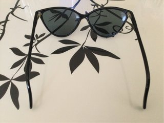 Gafas de sol negras y rojas