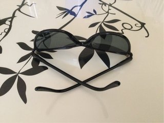 Gafas de sol negras y rojas