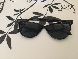 Gafas de sol negras y rojas
