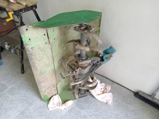 Tractor con fresadora, arado y vertedera