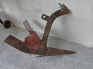 Tractor con fresadora, arado y vertedera