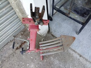Tractor con fresadora, arado y vertedera