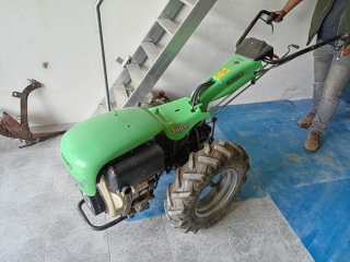Tractor con fresadora, arado y vertedera