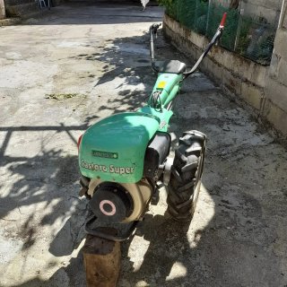 Tractor con fresadora, arado y vertedera