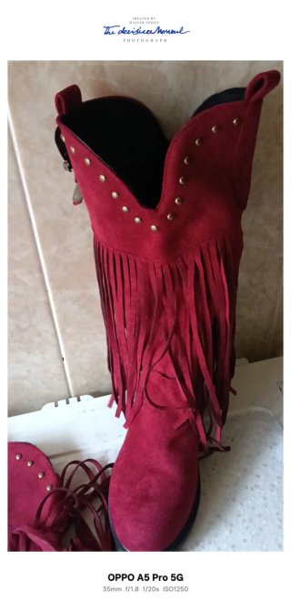 Botas rojas con flecos y tachuelas