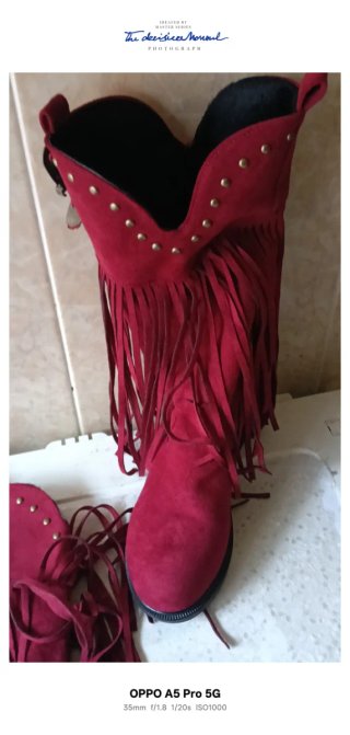 Botas rojas con flecos y tachuelas