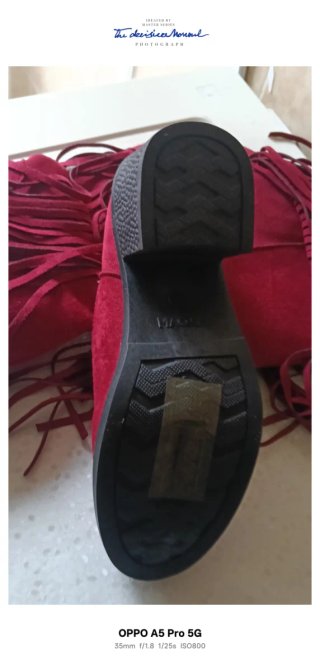 Botas rojas con flecos y tachuelas