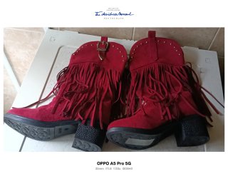 Botas rojas con flecos y tachuelas