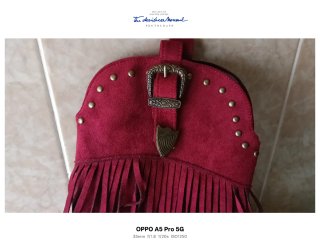 Botas rojas con flecos y tachuelas