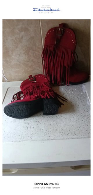 Botas rojas con flecos y tachuelas