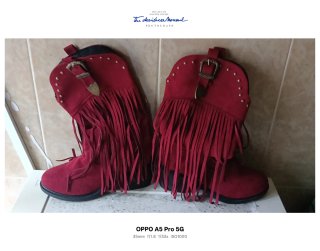 Botas rojas con flecos y tachuelas
