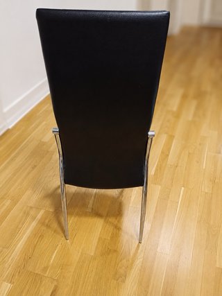 Sillas de comedor negras y plateadas