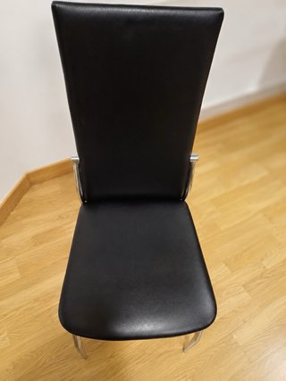 Sillas de comedor negras y plateadas