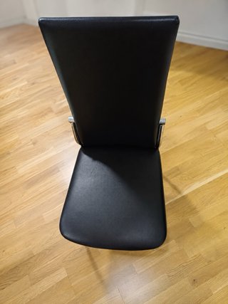 Sillas de comedor negras y plateadas
