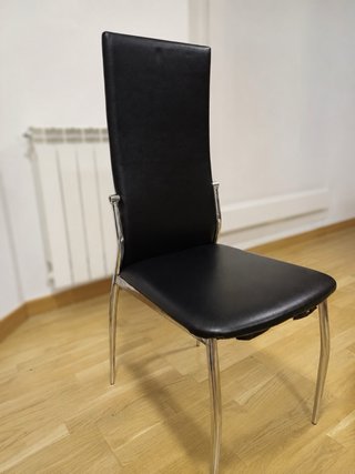 Sillas de comedor negras y plateadas