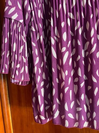 Blusa Morada con Pliegues y Manga Acampanada