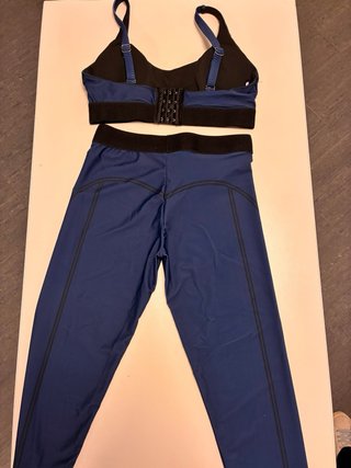 Conjunto deportivo Alo Yoga azul sin estrenar.